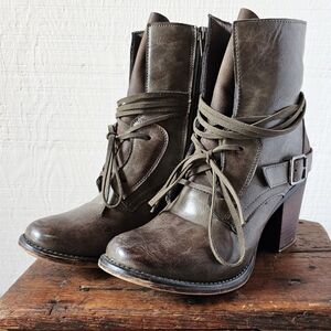 Distressed gray leather ankle boot, stacked heel, women's size 9.